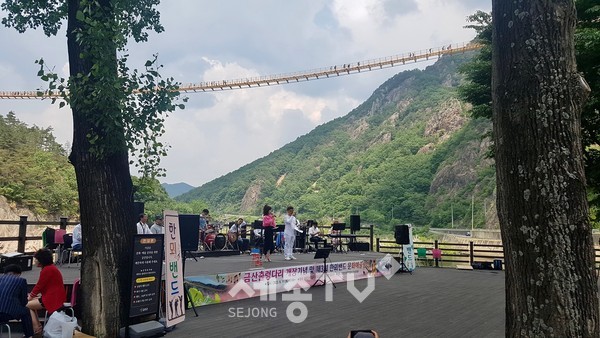 월영산 출렁다리 야외무대 공연 모습