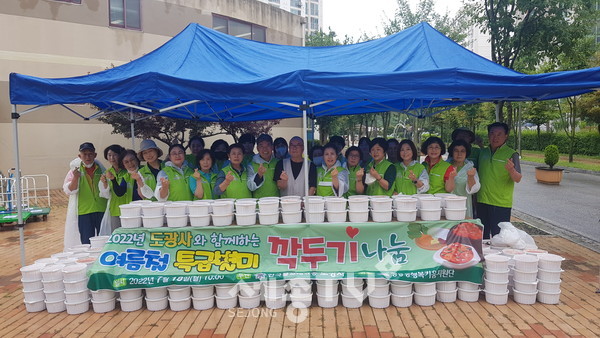 18일 한국불교태고종 도광사가 직접 담근 여름김치 350박스를 후원해 청룡동과 행복키움지원단이 관내 독거노인, 사할린 동포 등 취약가구에 지원했다.