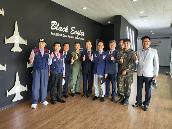 2022.5.20. 공군 53특수비행 전대를 방문하여 기념촬영