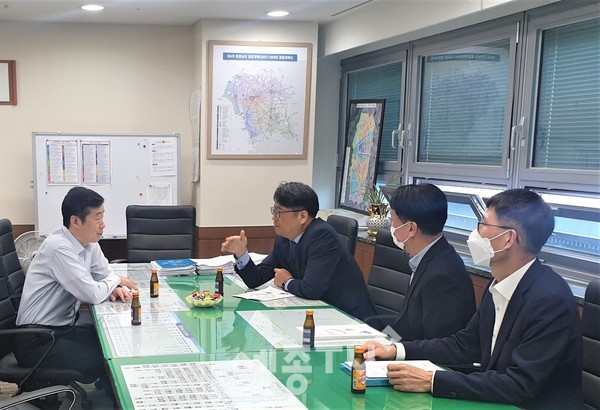 신동헌 천안시 부시장이 4일 2023년도 지방이양사업의 도비 지원 확보 등 예산 관련 현안 사항을 건의하기 위해 충남도청을 방문했다.