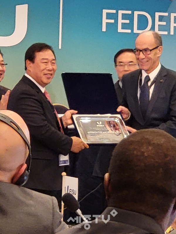 최민호 세종특별자치시장(왼쪽)이 12일 벨기에 브뤼셀에서 국제대학스포츠연맹(FIUS) 총회에 앞서 레온즈 에더(Leonz EDER·스위스) 국제대학스포츠연맹 집행위원회 회장 대행으로부터 충청권 대표로 감사패를 받고 있다.