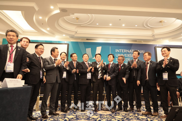 충청권 4개시도지사가 국제대학스포츠연맹 관계자들과 12일 벨기에 브뤼셀에서 열린 국제대학스포츠연맹 총회에서 2027 하계세계대학경기대회 충청권 유치가 확정된 이후 기념촬영을 하고 있다.