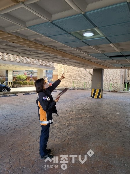 필로티건축물 주차장 안전점검을 실시하고 있다.(사진=천안서북소방서 제공)