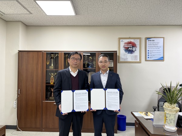 박상일 한솔동장(왼쪽)과 이성희 세종공공스포츠클럽 사무국장이 지난 16일 한솔동 행정복지센터에서 업무협약을 체결하고 있다.