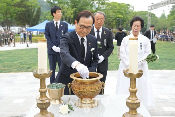 박상돈 천안시장이 6일 제68회 현충일을 맞아 새롭게 단장한 천안보훈공원를 방문해 헌화와 분향을 하고 있다.