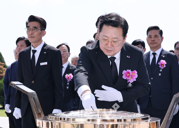 이장우 대전시장이 6일 제68회 현충일을 맞아 국립대전현충원을 방문해 헌화와 분향을 하고 있다.