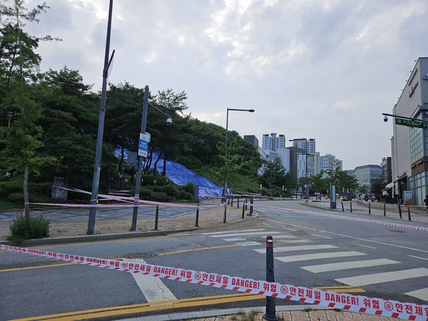 백제역사공원 앞 2차 사고 대비해 차단선을 해놓은 상태