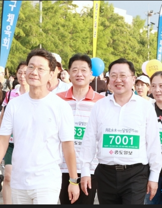 이장우 대전시장, 제12회 달빛걷기대에 참가하고 있다./사진 제공=대전시청