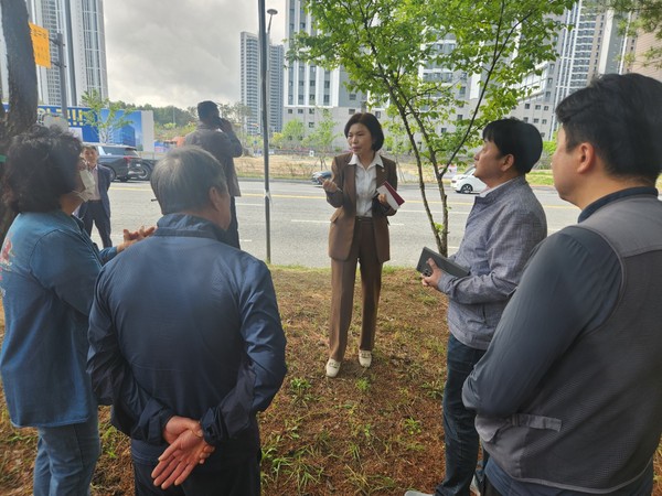 이금선 시의원 민원 해결 위해 현장 방문 모습