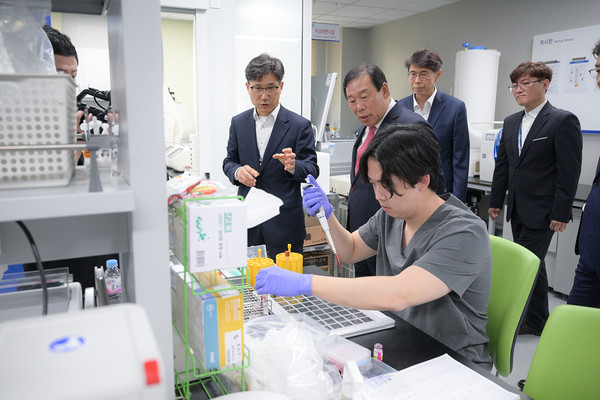 최민호시장 보건환경연구원 격려방문./사진제공=세종특별자치시