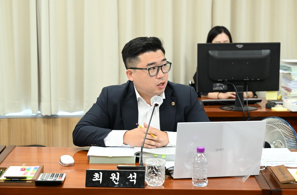 (사진=세종시의회 최원석 의원이 행정사무감사를 펼치고 있는 장면)