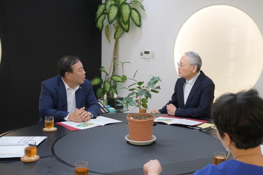 사진설명=최민호(사진 왼쪽) 세종시장이 최근 유인촌 문화체육관광장관을 방문해 세종시 한글문화 세계화를 지원해 줄 것을 요청하는 장면