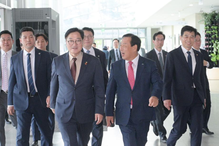 사진=세종시를 방문한 우원식 국회의장을 최민호 세종시장이 영접하며 세종국회의사당의 조속한 건립을 요청했다. 