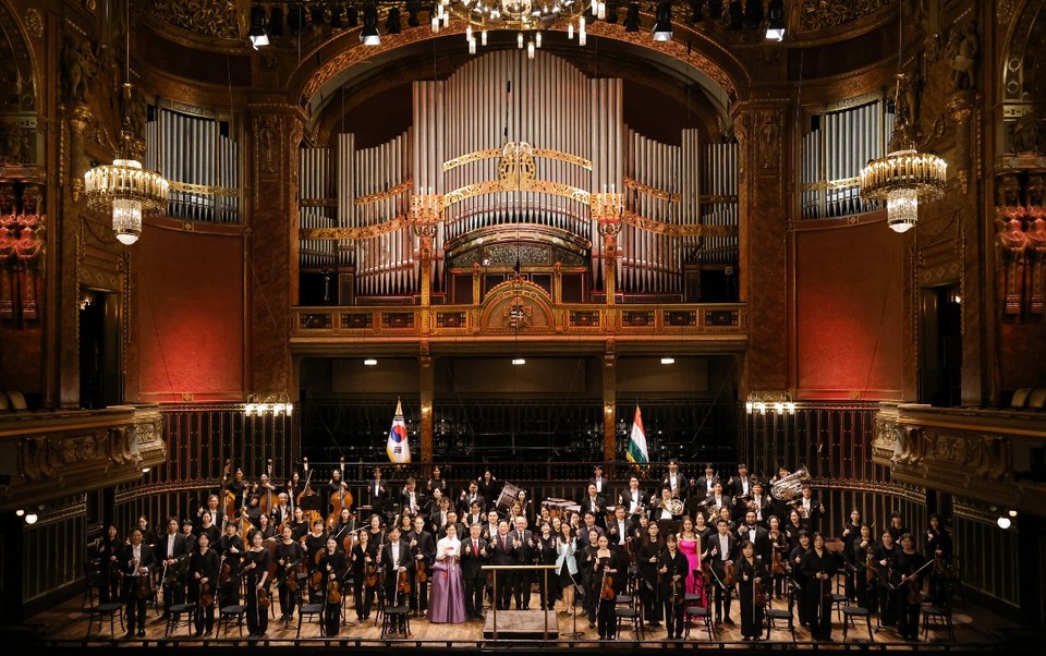 대전시립교향악단 창단 40주년 기념 공연이 개최된 헝가리 부다페스트 리스트 음악원에서 이장우 대전시장이 인사말을 하고 있다