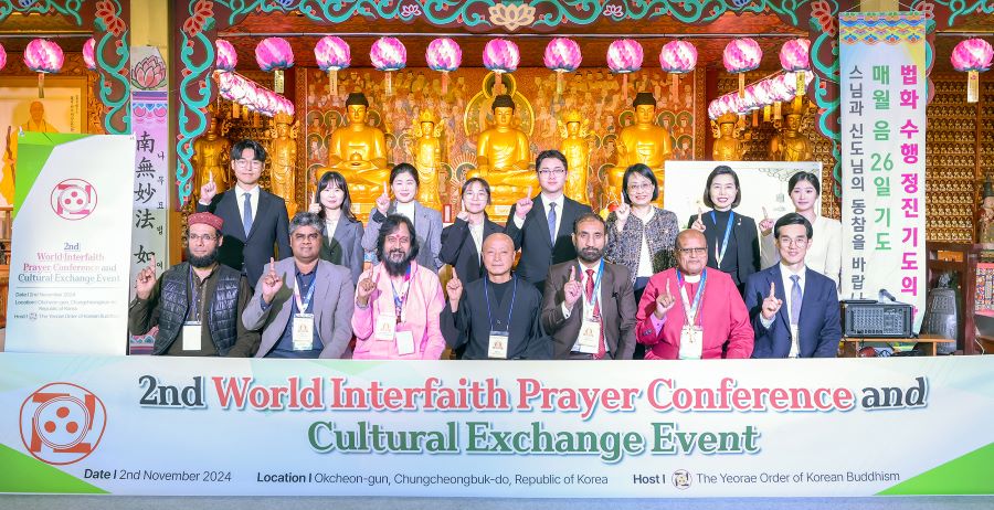 충북 옥천군 대약사사에서 2일 열린 ‘제2회 세계 종교인 연합 기도회 및 문화교류 행사’에서 참석자들이 기념사진을 찍고 있다.