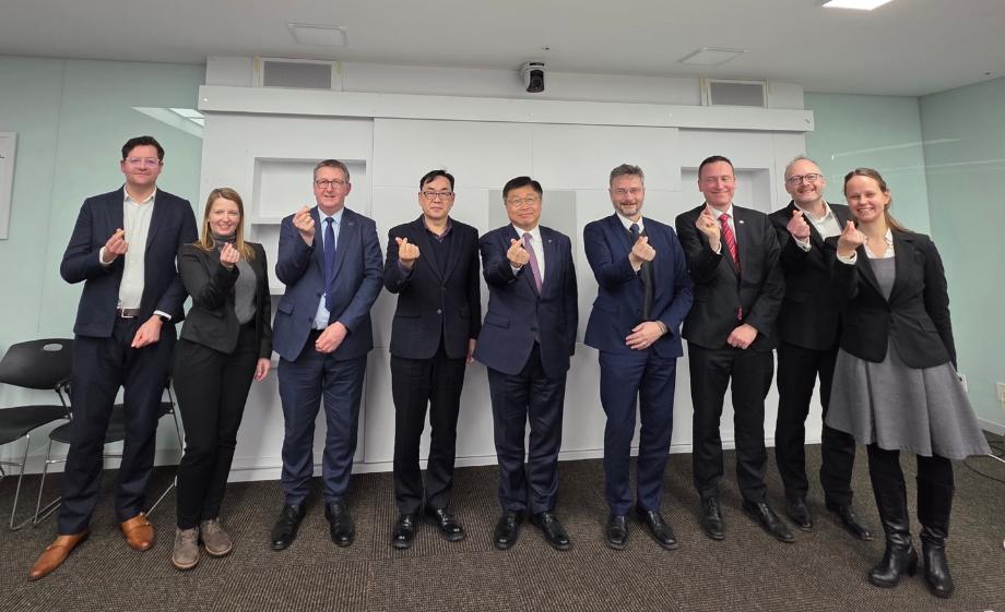 사진 설명 :  왼쪽부터 Thomas Neumann 칼스루에공과대학교 혁신관리&창업투자 책임자, Dr. Rubina Zern-Breuer 슈투트가르트대학교 혁신네트워크센터장, Dr. Michael Frey 칼스루에공과대학교 운송시스템기술연구소 부소장, 김춘식 동신대학교 에너지경영학과 교수, 이승원 세종시 경제부시장, Prof. Eric Sax 칼스루에 공과대학교 전기공학 및 정보기술 학부 학장, Prof. Tobias Düser 칼스루에공과대학교 생산공학연구소 소장, Dr. Max Hoßfeld  슈투트가르트대학교 미래모빌리티혁신캠퍼스 대표, Dr. Sandra Kauffmann -Weiß 칼스루에공과대학교 미래모빌리티혁신캠퍼스 대표