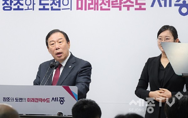 최민호 세종시장이 20일 세종보 재가동을 촉구하는 기자회견을 하고 있다.