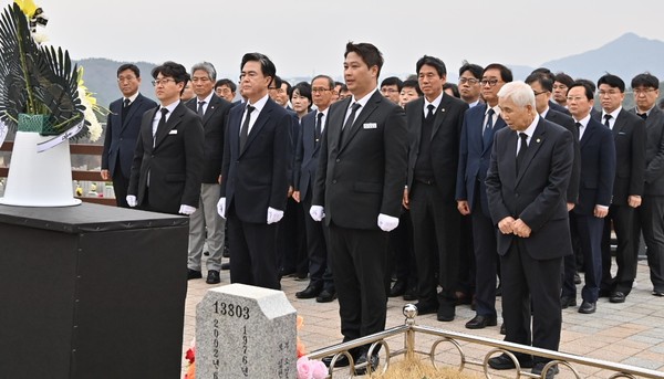 김태흠 충남지사와 간부 공무원들이 서해용사 묘역을 참배하고 있다.