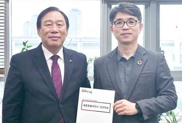 최민호 세종시장이 환경부에 세종보 조기 가동을 건의하고 있다.