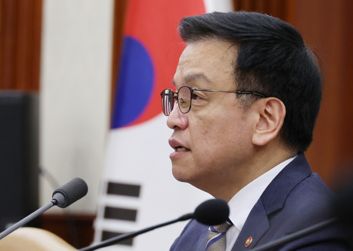 최상목 경제부총리 겸 기획재정부 장관이 15일 오전 서울 종로구 정부서울청사에서 열린 경제관계장관회의 겸 산업경쟁력강화 관계장관회의에 참석해 발언하고 있다.