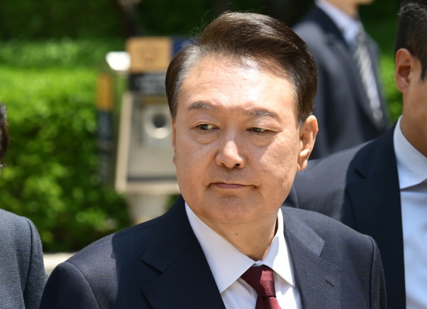 12·3 비상계엄 사태와 관련해 내란 우두머리 혐의 등으로 기소된 윤석열 전 대통령이 12일 서울 서초구 서울중앙지방법원에서 열린 3차 공판에서 오전 공판을 마치고 법원을 나서고 있다. /사진=공동취재단