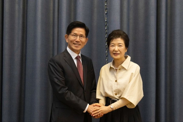 김문수 국민의힘 대선 후보가 24일 대구 달성읍 박근혜 전 대통령 사저에서 박 전 대통령을 예방하고 있다. /사진=국민의힘 제공