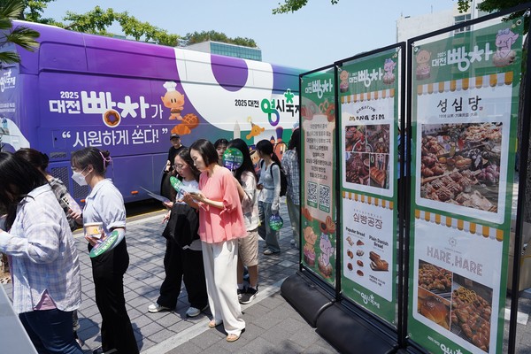 0시 축제 이색홍보‘대전빵차’출현에 부산 MZ 열광