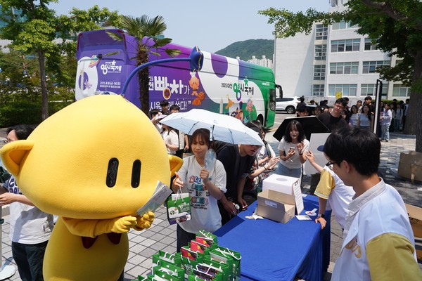 0시 축제 이색홍보‘대전빵차’출현에 부산 MZ 열광