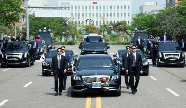 27일 서울 강서구 경호안전교육원에서 대통령경호처 경호관들이 제21대 대통령 취임식을 앞두고 차량 퍼레이드 훈련을 하고 있다. 2025.05.27./사진뉴시스