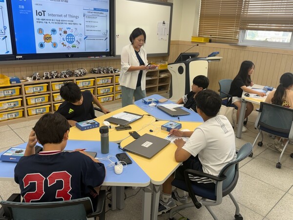 세종시교육청교육원에서 열린 SW·AI 프로그래밍 여름캠프 초등 사회+AI 프로그램(마이크로비트 활용 및 스마트 우산 거치대 제작) 진행 모습/사진제공=세종시교육청
