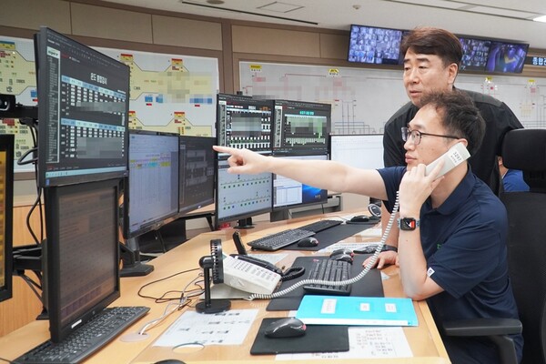 도시철도 스마트 공조 및 피크 전력 등을 통제하는 종합관제실 기계관제 모습./사진제공=대전교통공사