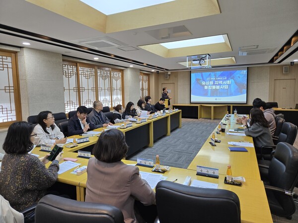 지난 4월 14일 서울 도봉구청 관계자들이 유성구청을 방문해 유성형 통합돌봄사업 발표를 청취하고 있다./사진제공=대전 유성구청
