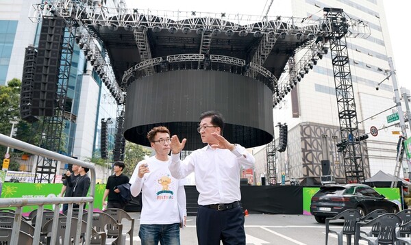 대전시의회 조원휘 의장이 대전 0시 축제 현장 안전점검에 나선 모습/사진제공=대전시의회