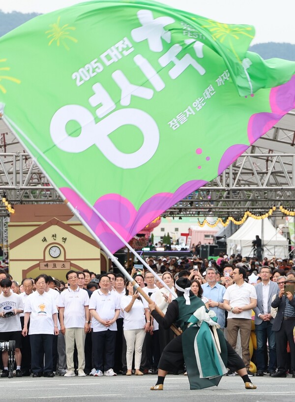 '대전 0시 축제' 내빈들과 대형 깃발/사진제공=대전시청