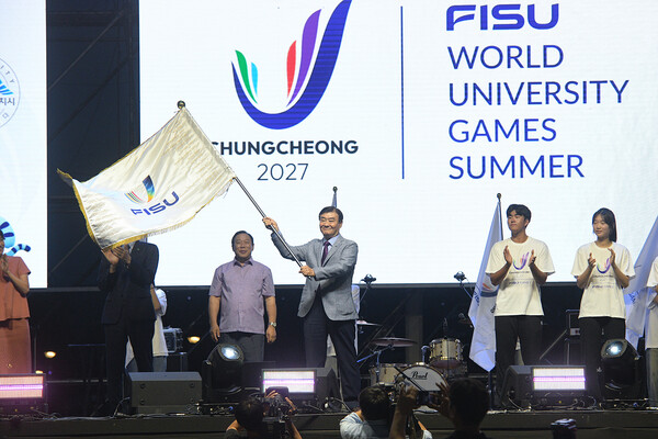 흥이나유 페스티벌에서 강창희 조직위원장이 대회기를 흔들고 있다./사진제공=2027 충청 유니버시아드대회 조직위원회