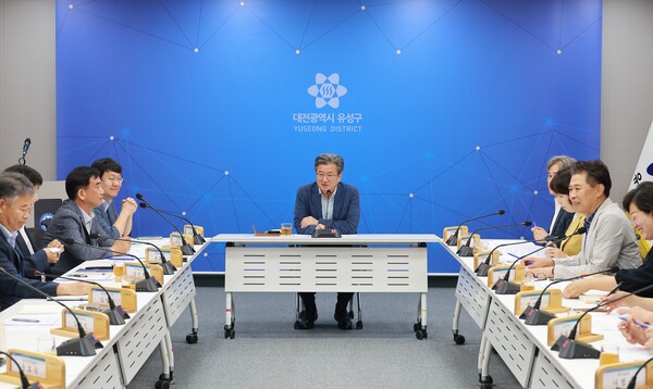 정용래 유성구청장이 11일 열린 간부회의를 주재하고 있다./사진제공=대전 유성구청