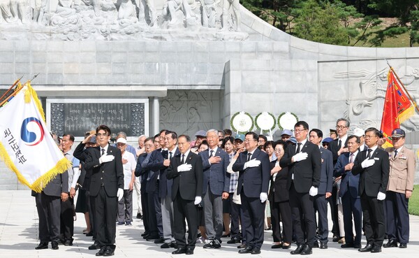국립대전현충원 참배 모습/사진제공=대전시청