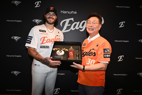 김제선 대전 중구청장(우)이 명예구민 한화 폰세에 축하 선물을 전달하며 기념촬영 하고 있다./사진제공=대전 중구청