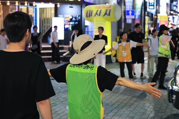 자원봉사자들이 대전 0시 축제에서 활약하고 있는 모습/사진제공=대전시청