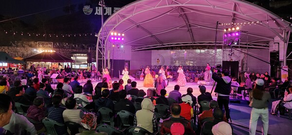 금산다락원 대공연장에서 공개시연