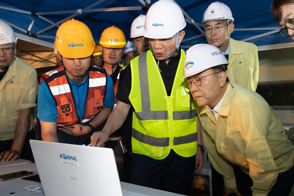 김윤덕 국토부 장관이 경부선 작업자 사망사고 현장을 방문, 보고를 받고 있다./사진제공=국토교통부