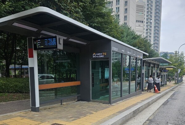 파주시는 지역 내 1024곳의 버스정류장에 밀폐형 가림막으로 설치된 단점을 보완, 지붕이 있는 ‘유개형 정류소(사진)’로 개선해 시민들의 안전을 확보하는 정비를 완료했다. 정비된 버스정류장 모습/사진제공=파주시청