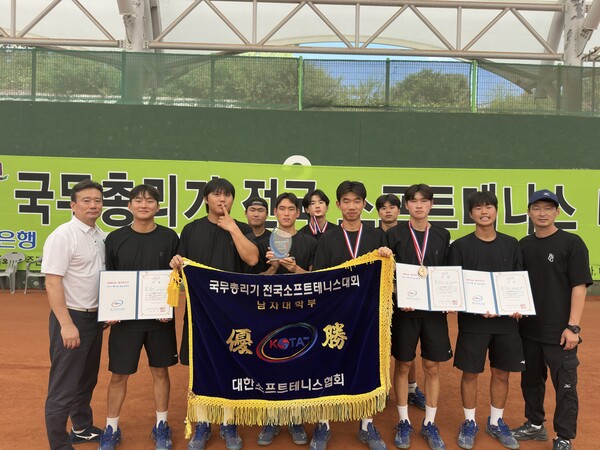 대전대 소프트테니스팀이 전국 대회 단체전 우승 및 개인 은메달 획득 기념촬영을 하고 있다./사진제공=대전대