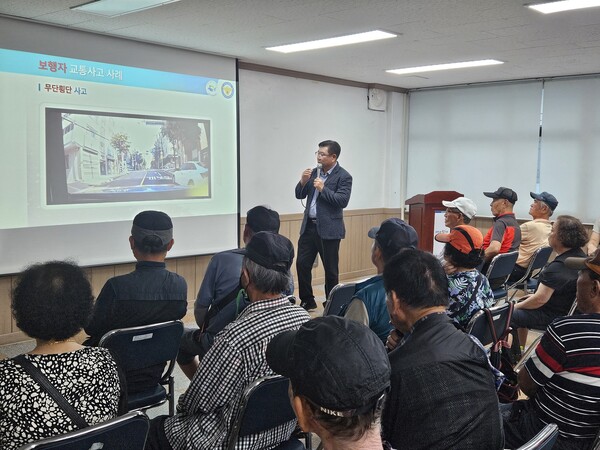 대전자치경찰위가 부사동 어르신 대상 안전·보이스피싱 예방 교육을 진행하고 있다./사진제공=대전시청