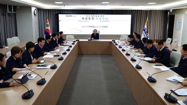 정정래 코레일 사장직무대행(가운데)이 25일 대전사옥에서 철도 안전 재확립을 위한 비상안전경영회의를 열고 있다./사진제공=코레일