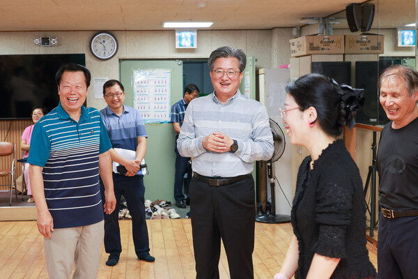 26일 노은2동에서 진행된 ‘2025년 현장행정’에서 정용래 유성구청장이 주민자치프로그램 교육 현장을 방문한 모습/사진제공=대전 유성구청