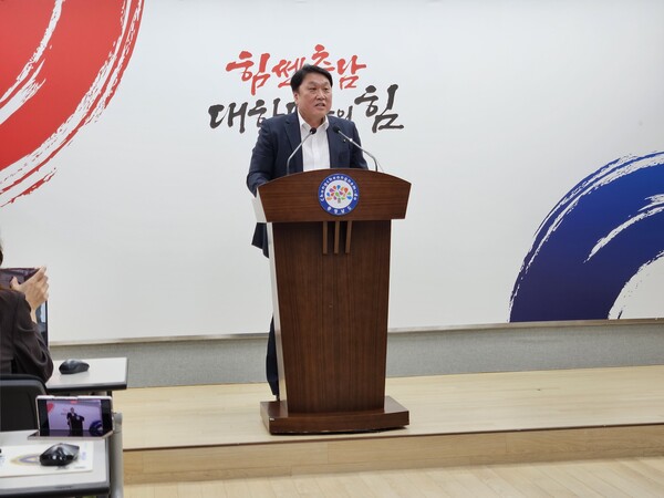 안호 충남도 산업경제실장이 기자회견을 열고, 서산 석유화학산업 지원 방안을 밝히고 있다./세종TV=최정현 기자