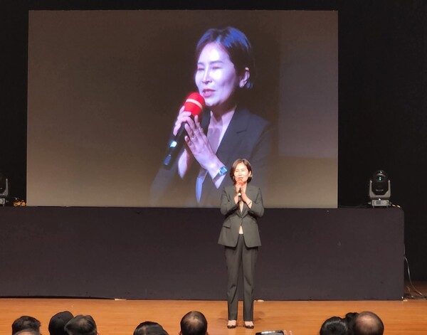 참석자들에게 감사를 표하는 『현해탄을 건너서』김선아 작가