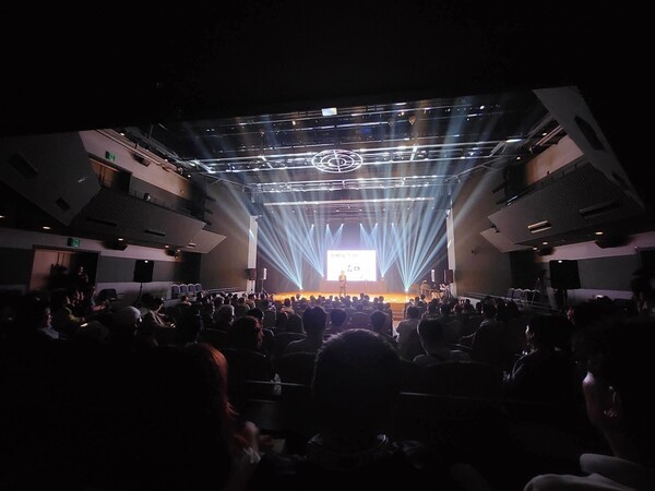 성황리에 개최한 출간기념회 전경