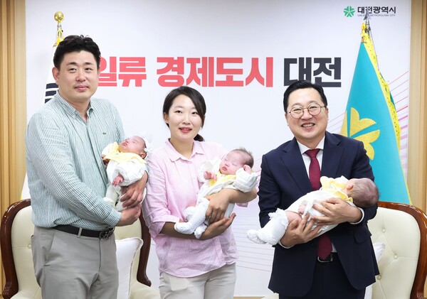 지난 6월 2일 태어난 박소윤, 채윤, 초윤 세쌍둥이 자매와 대전시 상수도사업본부 및 서구 노인장애인과에 각각 근무하는 전유경·박준용 씨 부부가 이장우 대전시장과 기념촬영을 하고 있다./사진제공=대전시청